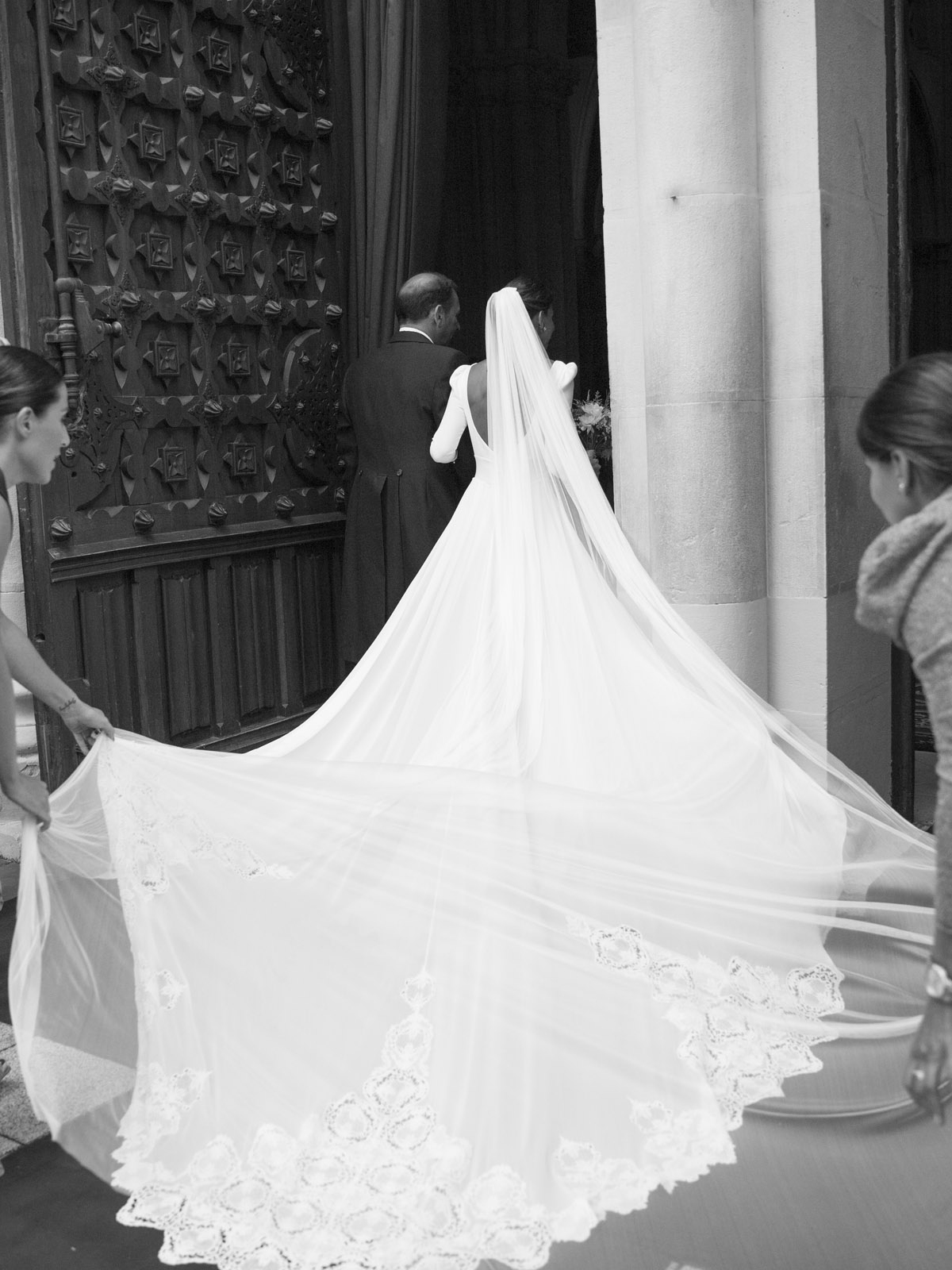 Vestido de novia de tul blanco con velo largo y encaje de novia